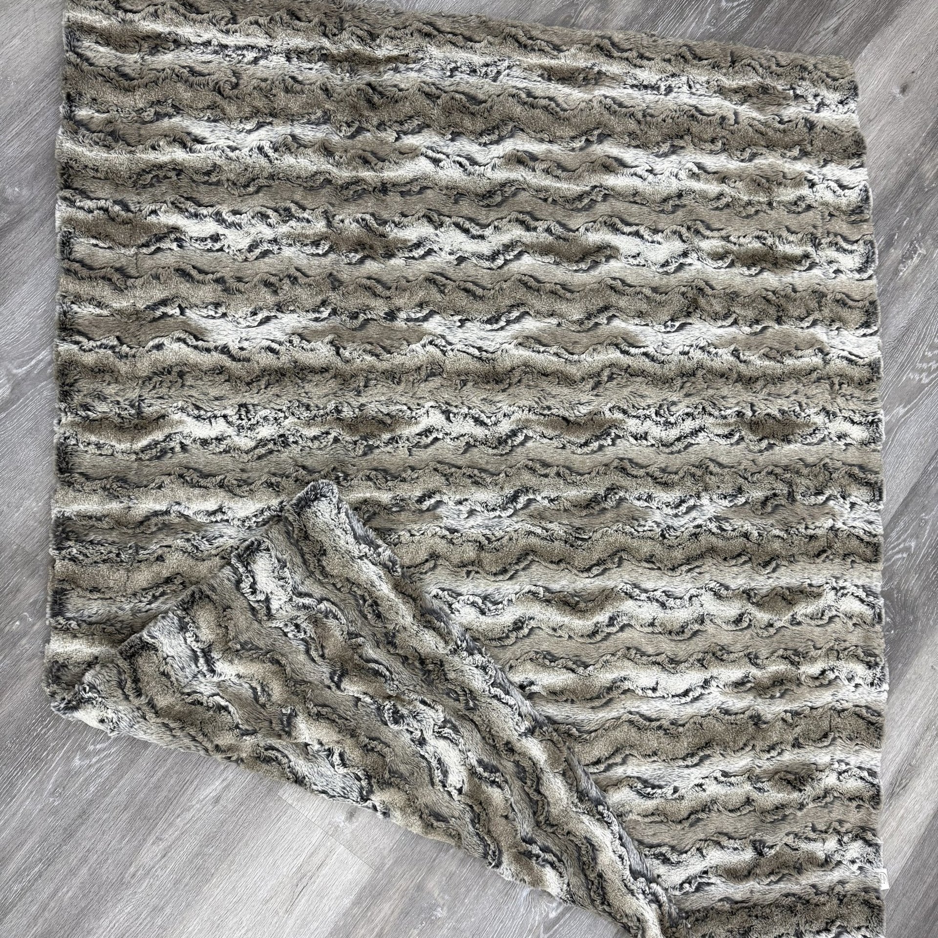 Luxe Cuddle Wild Rabbit Natural 50"x60" Adult Minky Blanket