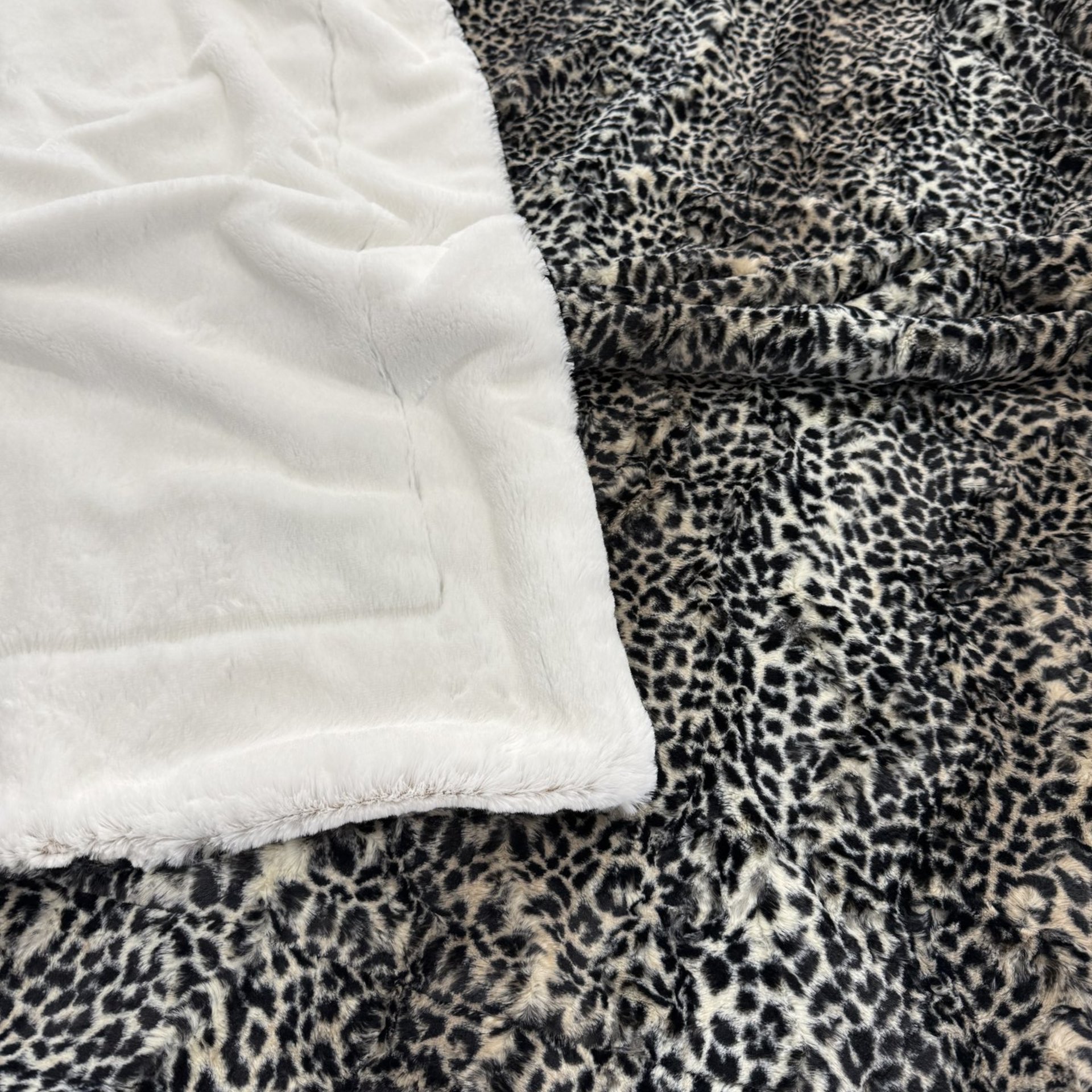 Luxe Cuddle Cheetah with Frosted Sand 50"x60" Adult Minky Blanket
