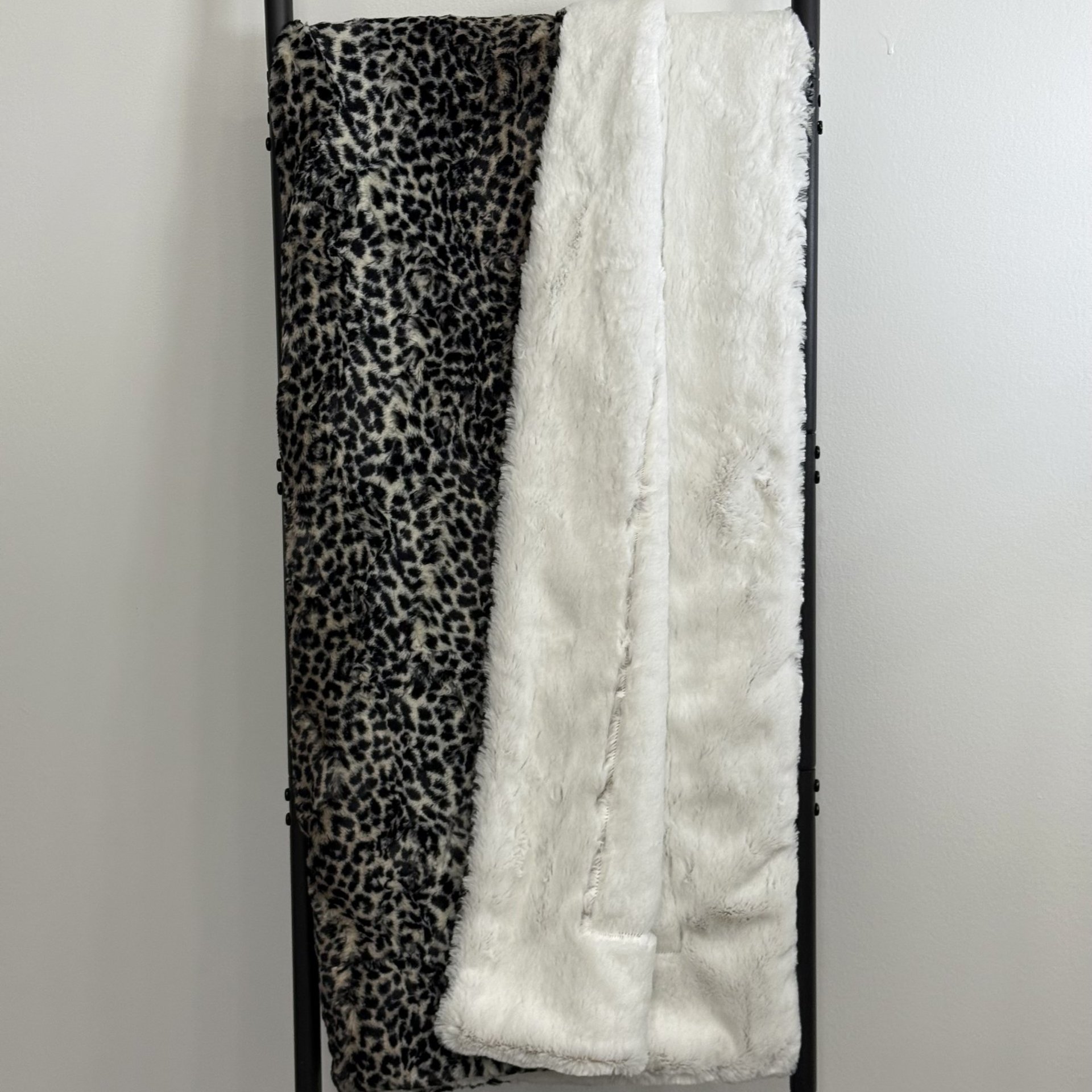 Luxe Cuddle Cheetah with Frosted Sand 50"x60" Adult Minky Blanket