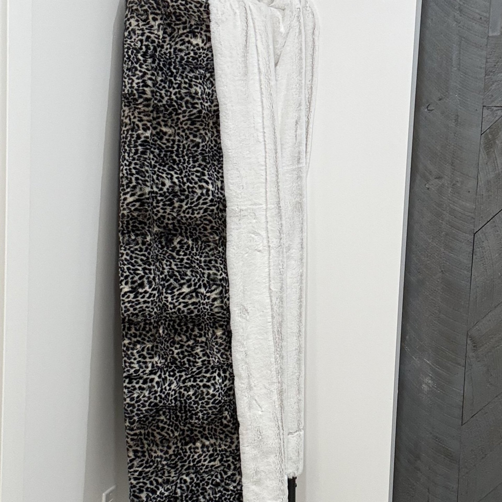 Luxe Cuddle Cheetah with Frosted Sand 50"x60" Adult Minky Blanket
